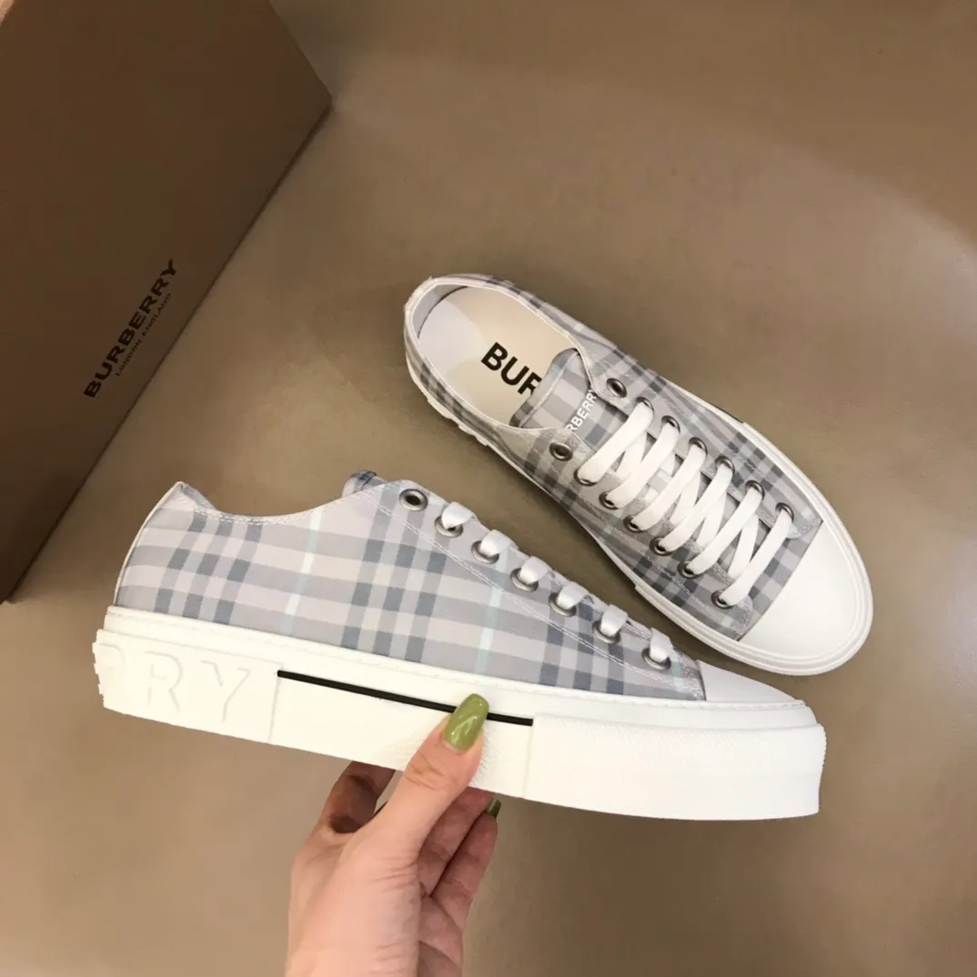 p400 "Burberr*" men's classic low-top sneakers, reinterpreted in Vintage check cotton material and decorated with a new brand logo. First-layer sheepskin lining, embossed Burberry logo on the heel, and original TPU outsole! Size: 38-44 No. 068